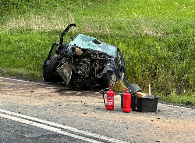 Groźny wypadek na krajowej 46. Samochód osobowy zderzył się z ciężarówką. Są ranni