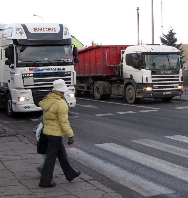 Na to, by tiry przestały rozjeżdżać Suwałki Warszawa zgody dać nie chce. Być może decyzje zapadały będą jednak w Białymstoku.