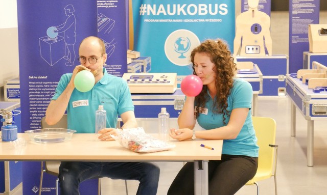 e-Naukobus Centrum Nauki Kopernik zawitał w szkole w Kozłowie.