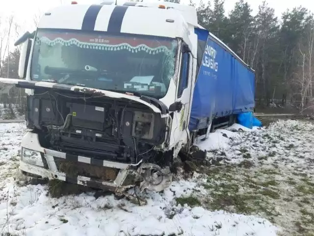 Po zderzeniu z osobówką ciężarowy MAN zjechał z drogi