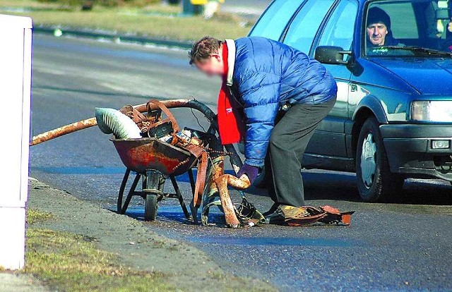 Zbieracze złomu na kołobrzeskich ulicach to bardzo częsty widok.