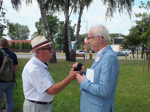 Odznaczeni przez prezydenta. Mieszkający w Jędrzejowie, szef świętokrzyskiej Solidarności Waldemar Bartosz - z prawej i  Edward Dudek ze Starachowic.