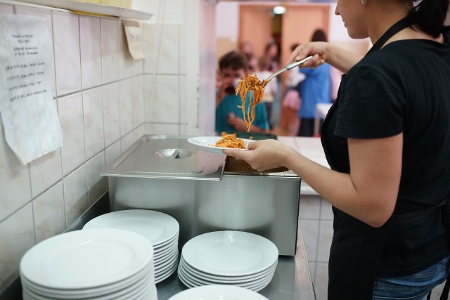 Istotnym elementem pomocy będzie zapewnienie dzieciom i młodzieży w wieku szkolnym gorącego posiłku w gm. Głogów Małopolski