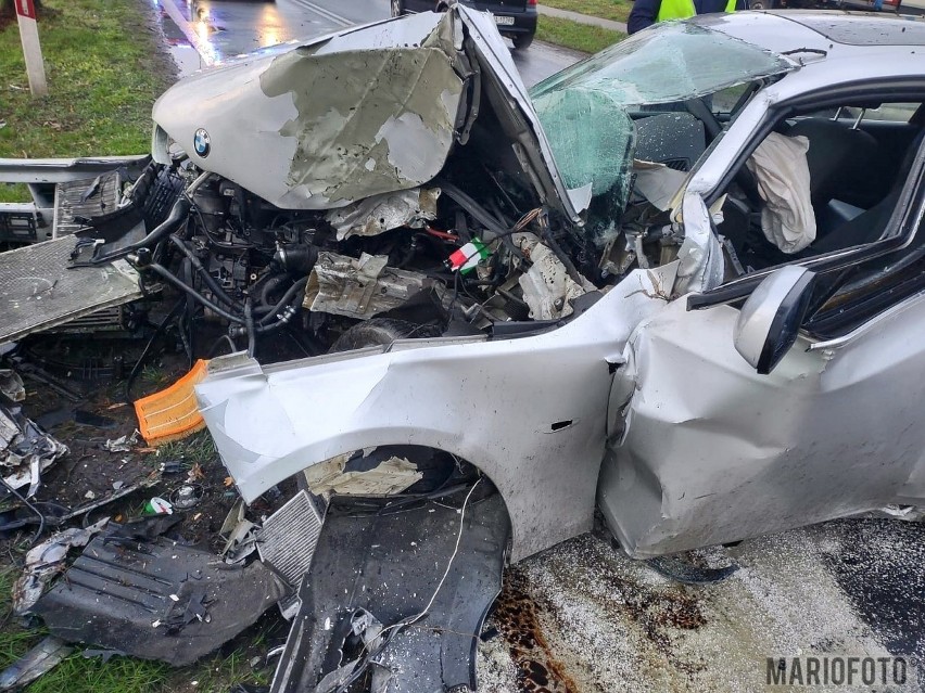 24-letni kierowca uderzył samochodem marki bmw w drzewo.