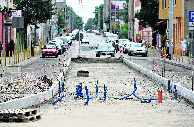 Na skrzyżowaniu ul. Gdańskiej z ul. Zieloną trwają prace przy podbudowie torowiska.