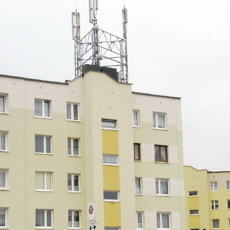 Sporna antena na budynku przy ul. Hubalczyków 12b w Słupsku.