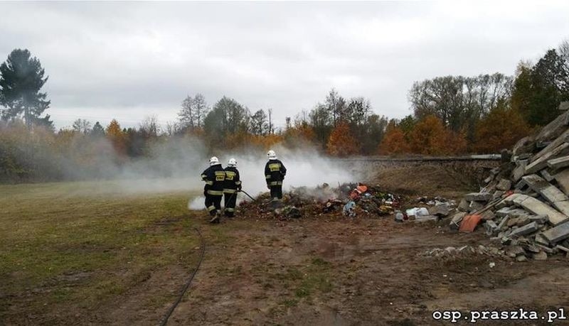Ogień w rejonie cmentarza komunalnego w Praszce przy Szosie...