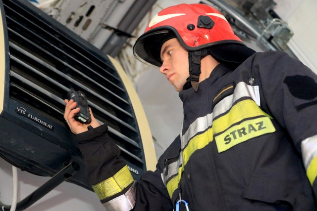 Pięć osób, w tym troje dzieci, trafiło do szpitala. Nocna akcja dotyczyła domku jednorodzinnego na osiedlu Piaski.Strażaków o zdarzeniu poinformowało pogotowie ratunkowe. Wczoraj o godz. 23.15 ratownicy zgłosili, że zabierają do szpitala pięć osób z podejrzeniem zatrucia tlenkiem węgla. Wśród poszkodowanych była trójka dzieci w wieku pięciu, ośmiu i 11 lat. Na ulicę Piaski natychmiast wysłano jeden zastęp. Urządzenia pomiarowe wykazały 208 ppm, a największe stężenie czadu znajdowało się w garażu. Wszystko wskazuje na to, że przyczyną był niesprawny piec. Strażacy go wygasili i wywietrzyli budynek. Pierwszymi objawami zatrucia tlenkiem węgla są bóle i zawroty głowy.  Pogoda na dzień (23.11.2016)  | KUJAWSKO-POMORSKIEźródło: TVN Meteo Active