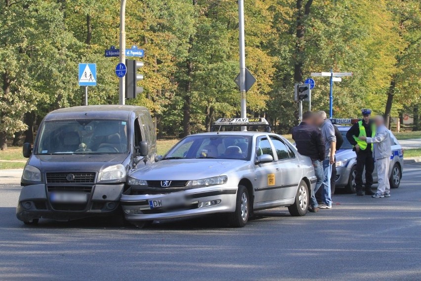 Wypadek trzech aut na Popowickiej. Jedna osoba ranna [ZDJĘCIA]