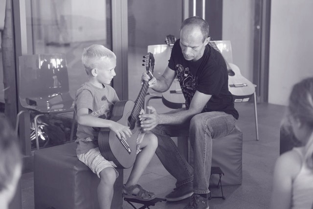 Na zajęcia Akademii Gitary :Kids najmłodsi przychodzą z rodzicami