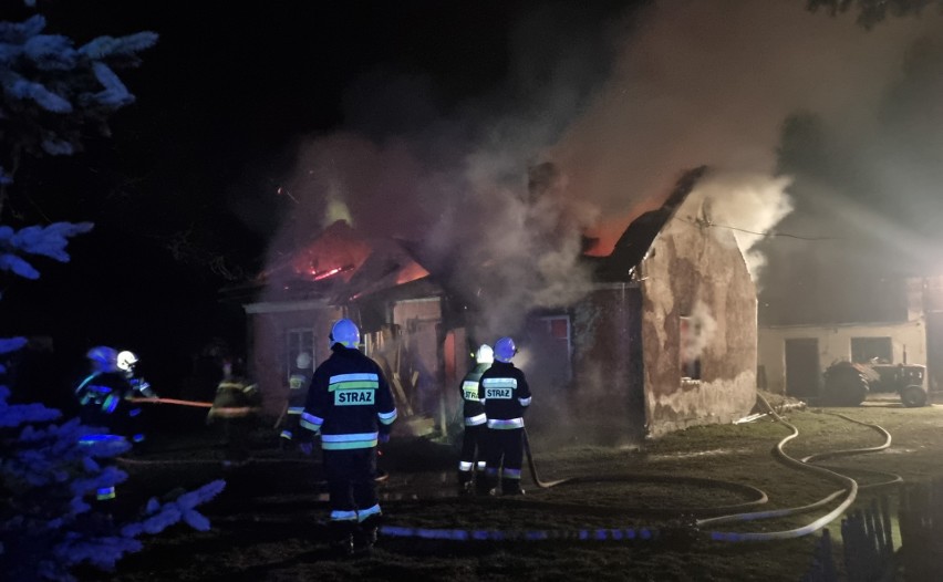 W Nowych Sadach niedaleko Przemyśla spłonął budynek przeznaczony na stolarnię [ZDJĘCIA]