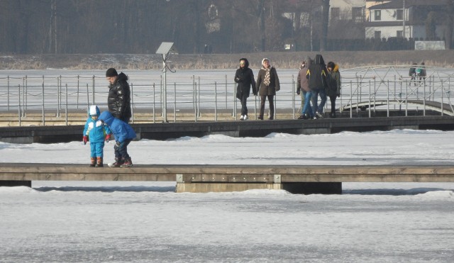 Paprocany zimą 2017 żyją bardzo intensywnie. Na parkingu pełno samochodów, głównie tyszan i katowiczan, ale także mieszkańców Pszczyny i powiatu bieruńsko-lędzińskiego. Jezioro Paprocańskie zamarznięte. Ludzie spacerują nie tylko po molo, ale także po lodzie. Nabrzeże zaprojektowane przez Roberta Skitka wygląda imponująco - jak zastygłe wzburzone fale