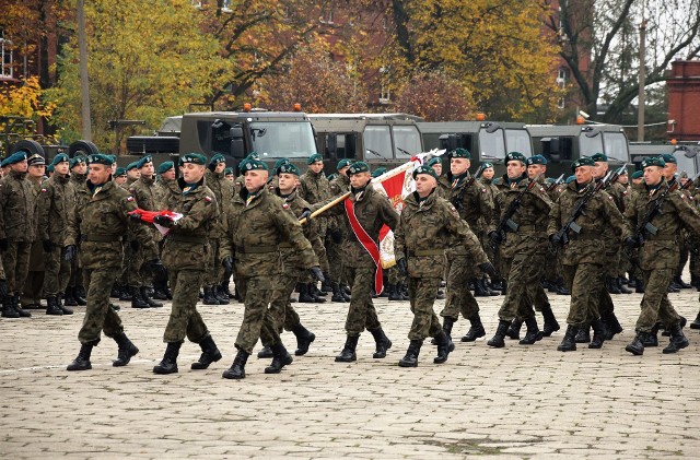 Uroczysty apel odbył się w 2. Inowrocławskim Pułku Inżynieryjnym. W jego trakcie wiceminister obrony narodowej Bartosz Kownacki oraz wojewoda Mikołaj Bogdanowicz podziękowali żołnierzom za udział w akcji usuwania skutków nawałnicy, jaka przeszła m. in.na województwem kujawsko-pomorskim z 11 na 12 sierpnia br. Odczytano list Antoniego Macierewicza, ministra obrony narodowej. Napisał on do żołnierzy: "W tych trudnych chwilach Wojsko Polskie pośpieszyło na ratunek, tak jak stanowi to jego obowiązek i tysiącletnia tradycja. Obok Straży Pożarnej, Policji i innych służb, a także zwykłych obywateli niosących pomoc potrzebującym, wzorowo spełniło swoje zadanie. (...) Mam nadzieję, że w przyszłości nie będziemy już musieli stawiać czoła tak potężnym kataklizmom. Ale z całą pewnością musimy sobie powiedzieć, że gwałtowne zjawiska przyrodnicze będą występować, choć mamy nadzieję, że nie ta taką skalę i oby jak najrzadziej. Mam głębokie przekonanie, że Wojsko Polskie zawsze będzie gotowe nieść pomoc, a za sprawą formowanych właśnie Wojsk Obrony Terytorialnej, będzie ona natychmiastowa i najskuteczniejsza, jak się da, ponieważ prowadzona przez żołnierzy świetnie znających teren i blisko z nim związanych".