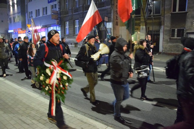 Około sto osób wzięło dzisiaj 1 marca udział w 10. Marszu Pamięci Żołnierzy Wyklętych, który przeszedł ulicami Bielska-Białej.  Zobacz kolejne zdjęcia. Przesuwaj zdjęcia w prawo - naciśnij strzałkę lub przycisk NASTĘPNE