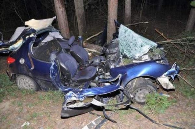 22-latek stracił panowanie nad autem na łuku jezdni i uderzył w drzewa. Kierowca nie żyje