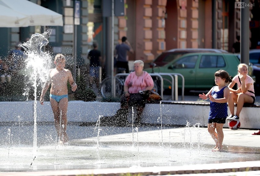 Kąpiel w fontannie może grozić m.in. wysypką powodowaną...