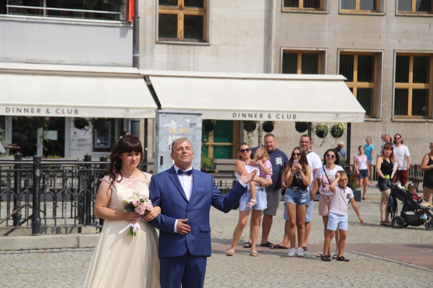 Tego jeszcze nie było: wzięli ślub na środku placu Solnego