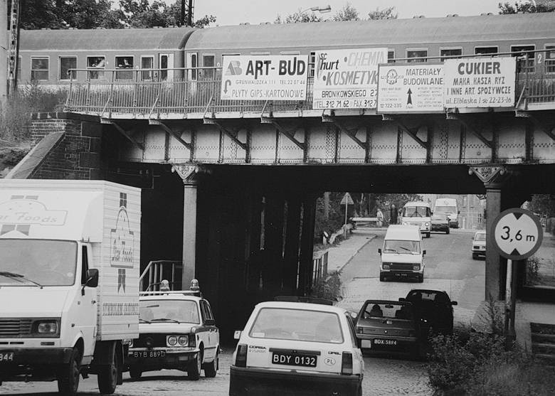 Bydgoszcz na zdjęciach z lat 90. Kolejki do pierwszych hipermarketów, a na ulicach polonezy