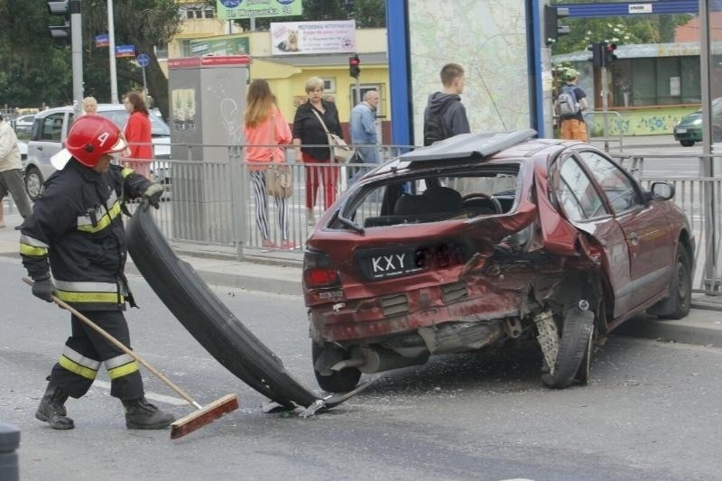 Wrocław: Zderzenie trzech aut na Strzegomskiej. Utrudnienia w ruchu (ZDJĘCIA)