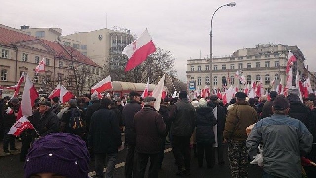 Część delegacji struktur Prawa i Sprawiedliwości z Tarnobrzega oraz powiatu tarnobrzeskiego, która w sobotę gościła w Warszawie na Marszu w Obronie Demokracji i Wolności Mediów.