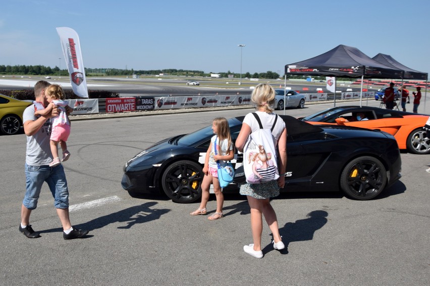 Szalone jazdy Lamborghini i Ferrari na torze koło Szydłowca. Zobaczcie (WIDEO, ZDJĘCIA)