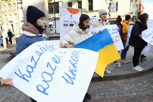 24 i 25 lutego na starym rynku w Toruniu odbędą się manifestacje, upamiętniające rocznicę rosyjskiej agresji na Ukrainę. Ukraińcy i Polacy zaplanowali akcje solidarnościowe, wystawy fotografii czy targi rękodzieła.