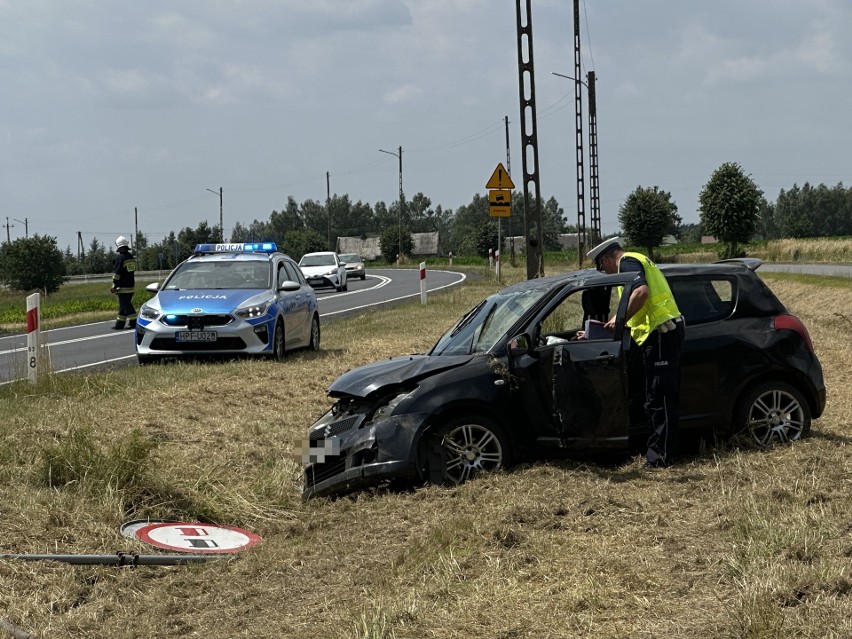 Wypadek drogowy w Lututowie. 22-latek wymusił pierwszeństwo ZDJĘCIA