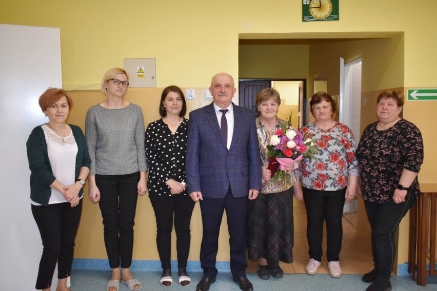 Kwiaty dla pań w gminie Rusinów z okazji Dnia Kobiet - życzenia złożyły władze samorządowe gminy