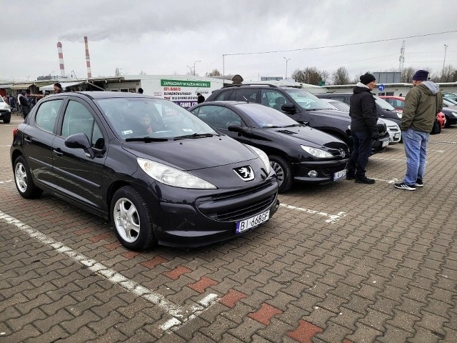 Według raportu Barometr AAA AUTO opartego na analizie danych dotyczących sprzedaży aut używanych w komisach, na stronach internetowych oraz u dealerów samochodów używanych, w lutym 2024 roku w Polsce oferowano 240 040 aut z drugiej ręki. To więcej niż przed rokiem, ponieważ w lutym 2023 roku liczba aut używanych oferowanych na sprzedaż wynosiła 164 786. W ciągu roku wzrosła też mediana cen do 32 900 zł z 31 500 zł w lutym 2023 roku.