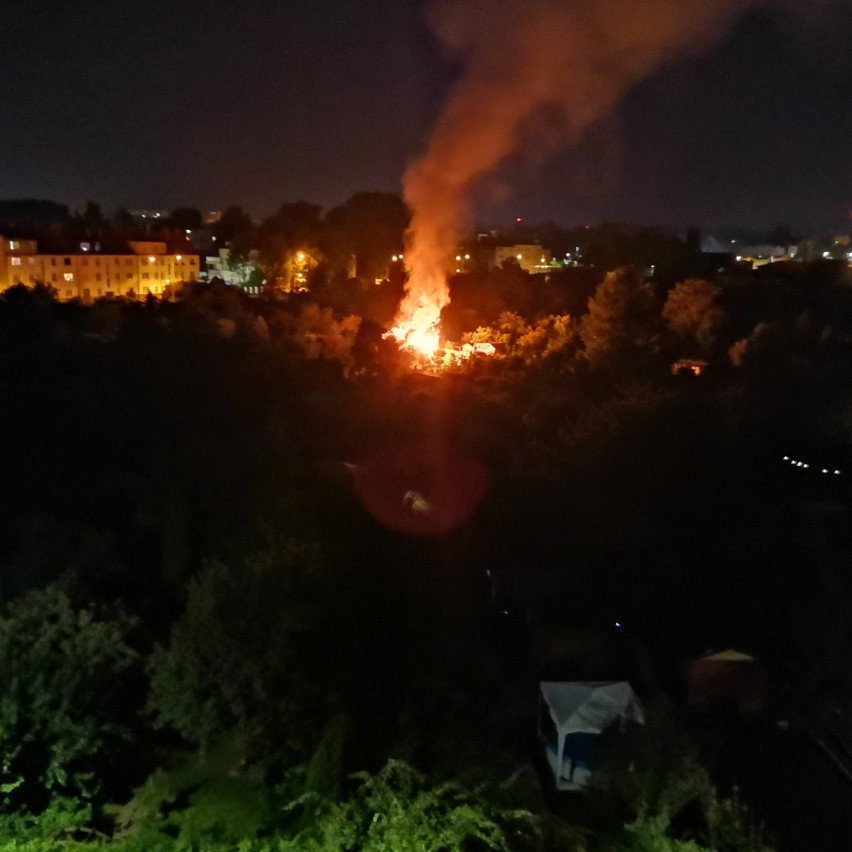 Pożar altanki w ogrodach działkowych przy Ogrodowej w Słupsku. Strażacy mieli problem z dojazdem