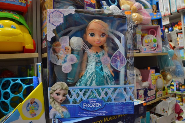 Elza z Krainy lodu jest jednym z hitów tegorocznych prezentów. Ta lalka zaśpiewa sama i w duecie