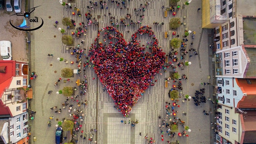 Kolejny Rekord Guinnessa pobity w Pucku. Największe serce w Polsce biło na Starym Rynku. W Pucku utworzyło je 1381 osób  [zdjęcia, wideo]