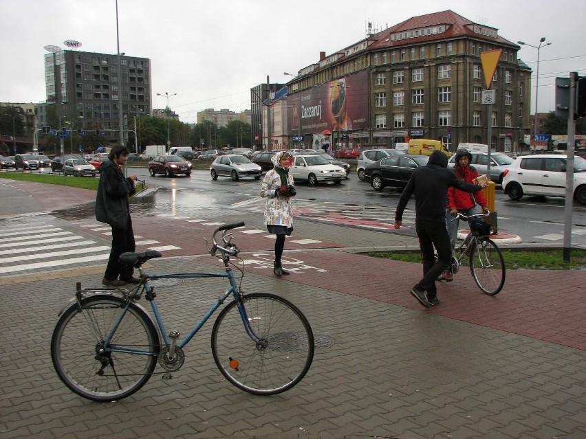 Wolontariusze rozdawali dzisiaj zmarzniętym rowerzystom...