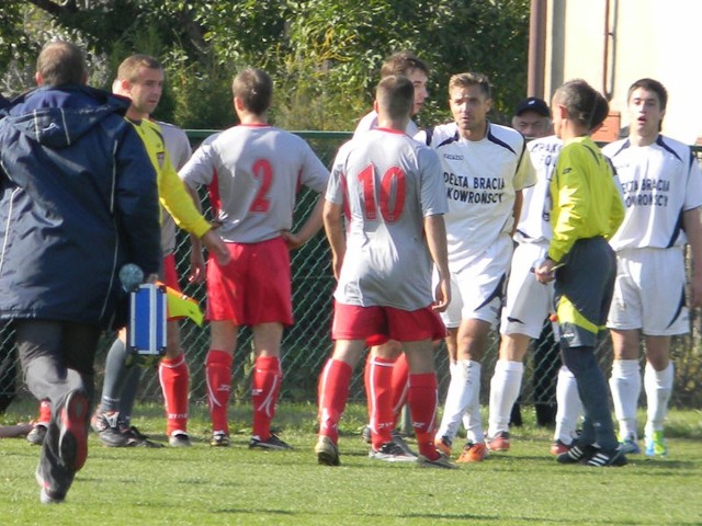 W starciu dwóch kolbuszowskich drużyn nie brakowało fauli i "spięć" pomiędzy piłkarzami.