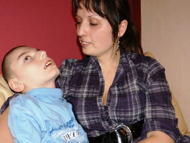 12-letni Oskar i jego mama Dorota Wrzesień. Rodzina codziennie walczy o poprawę zdrowia chłopca. 