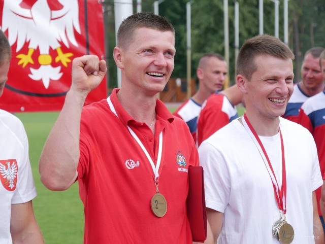 Rafał Zielony (z lewej) to reprezentant kozienickiej komendy, który stanął na drugim miejscu podium w kategorii drabina hakowa - indywidualnie.