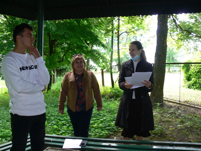 Uczniowie sandomierskiego "Rolnika" wykazali się wiedzą na temat szkoły i jej pracowników w grze terenowej. Pytania były zaskakujące