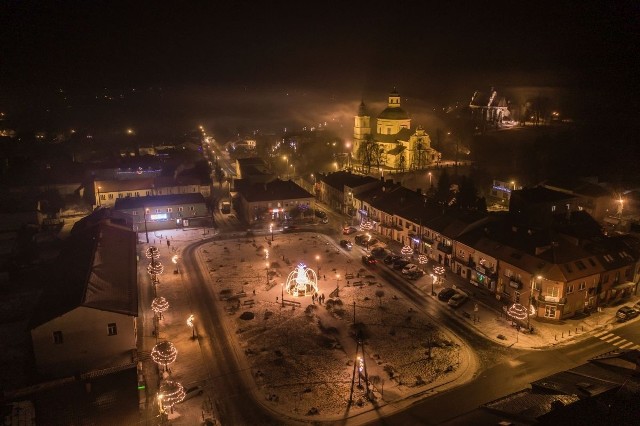 Klimontów w świątecznej szacie w Boże Narodzenie 2021 wygląda bardzo ładnie Zdjęcia z drona zrobił znany mistrz fotografii z lotu ptaka Sławek Rakowski.Na kolejnych slajdach zobaczcie Klimontów z drona w Boże Narodzenie 2021 