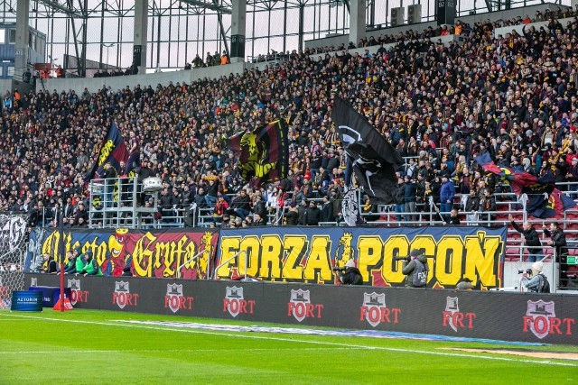 PKO Ekstraklasa. Za nami kolejka z podwójną porcją derbów, klasykiem w stolicy i meczem na szczycie w Szczecinie. Kibice Legii protestowali przeciw właścicielowi. Wszędzie wyrażono też solidarność z Ukraińcami. - najwyższą frekwencję odnotowano w Warszawie- najlepszy wyjazd zaliczyła Wisła Kraków- oprawy stworzyli ultrasi Legii, Piasta, Pogoni i Śląska