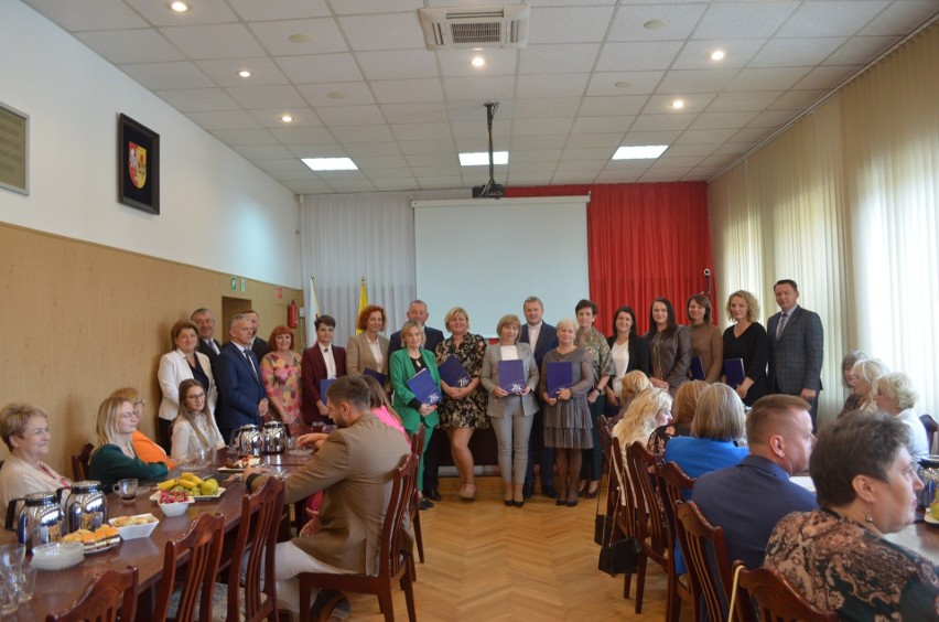 Nagrody dla nauczycieli i dyrektorów ze szkół i placówek oświatowych z powiatu makowskiego