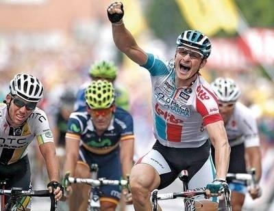 Andre Greipel fetuje zwycięstwo, z lewej zawiedziony Mark Cavendish fot. EPA/GUILLAUME HORCAJUELO