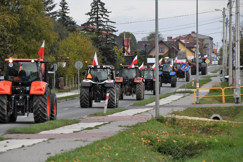 Protesty rolników na trasach w Świętokrzyskiem. Traktory blokują ruch. Zobacz relacje [WIDEO, ZDJĘCIA] 