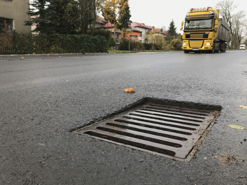 Dziur w nawierzchni nie ma, ale są zapadnięte studzienki. Kierowcy skarżą się na remont alei 3 Maja w Słupsku