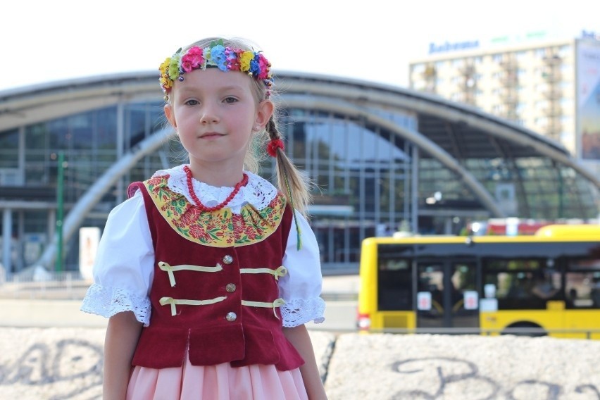 Folklor i tradycje: Śląsk ma bogatą tradycję ludową,...