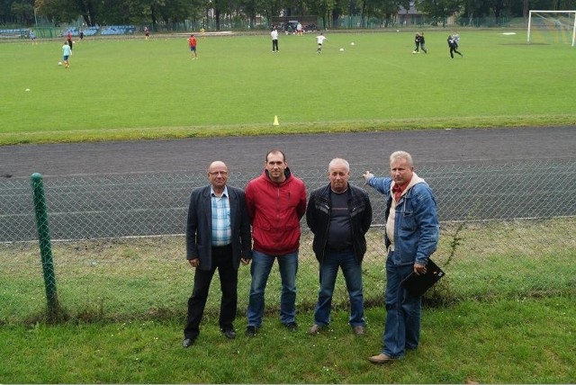 Od lewej: Zbigniew Czerwiński, gospodarz stadionu miejskiego, Paweł Banyś (zawodnik),Roman Madej (trener) i Adam Przybyła (prezes). Wspólnie walczą o przetrwanie olkuskiego klubu