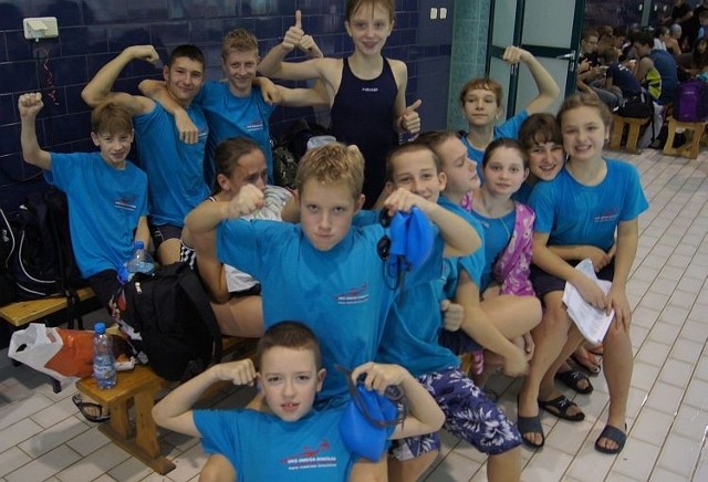 Młodzi pływacy z UKS Omega Sokółka znów pokazali swoje możliwości. Na zawodach w Giżycku zdobyli 23 medale. Kilka tygodni wcześniej z powodzeniem zaprezentowali swoje umiejętności podczas Międzynarodowego Meczu Pływackiego. Wtedy zdobyli 17 krążków.
