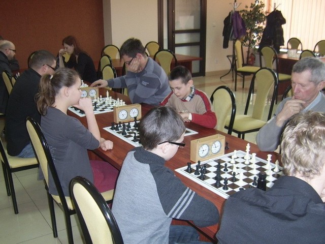 W Andrzejewie w szachy grali zarówno starsi, jak i młodsi.