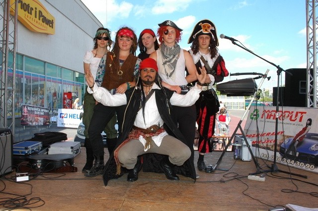Na festyn, zorganizowany w Galerii Feniks, przypłynęli piraci, a wśród nich znany z filmu Jack Sparrow. Dzieci chętnie pozowały z nim do zdjęć.