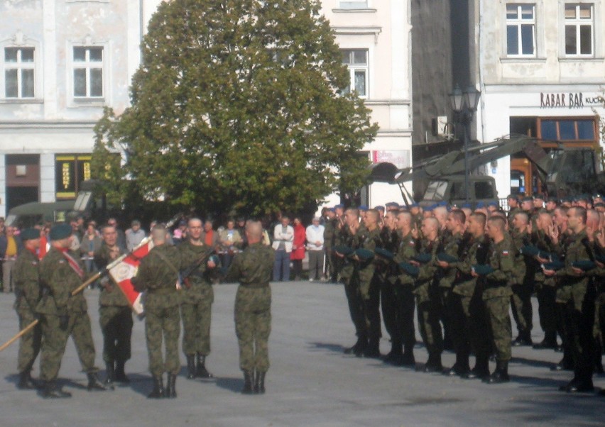 Przysięgę wojskową żołnierze złożyli na rynku w obecności...