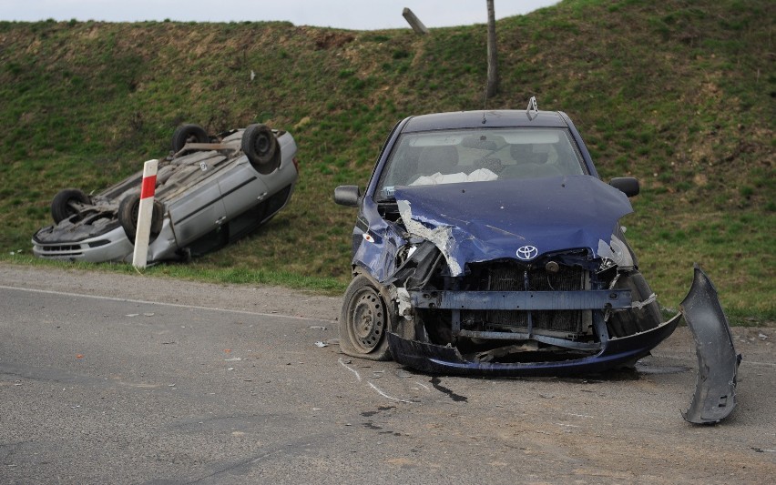 Policjanci i służby ratownicze pracowali na miejscu wypadku...